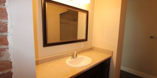 Midtown Renovated Duplex - Hardwood Floors, Exposed Brick Gallery 4