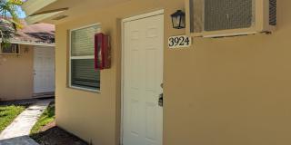 Beautifully renovated 2/1 Apt in Palm Springs, ready to move in! Gallery 1