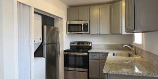 2 bedroom 1 bath duplex in downtown Kent Gallery 1