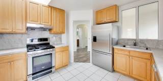 Bright Corner Home with Family Room, Yard & Laundry in Prime Sunset Location! Gallery 10
