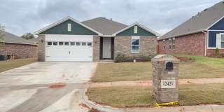 3 Bedroom 2 Bathroom 2 Car Garage Home in Oakdale School District Gallery 1
