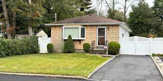 4-Bedroom Home with Pool and Expansive deck – 4 Westwood Avenue, Deer Park, NY Gallery 1