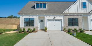 Luxury Living- One Bedroom with Garage and Fenced Backyard! Gallery 1