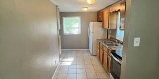 Cozy 2 Bedroom Home with Large Backyard Gallery 7