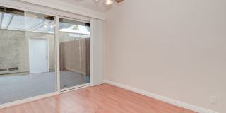 Spacious End-Unit 2 Bed, 2 Bath with Den For Lease in Irvine Gallery 12