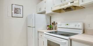 Cozy Condo Living in Tacoma's Desirable Highlands Community | Pool, Gym & Clubhouse Gallery 7