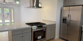 Fully Remodeled 3 Bedroom/ 2 Bathroom Duplex w/ Modern Finishes & Private Yard! Gallery 6