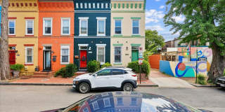 Charming 2 BR 1, 5 BA in the heart of the city near transportation Gallery 1
