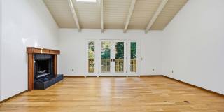 Spectacular 2 story home w/pool in Round Hill Country Club Gallery 5