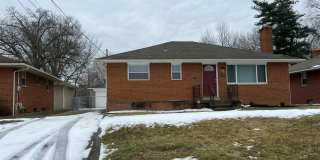4 Bedroom with a Huge Fenced Back Yard! Gallery 3