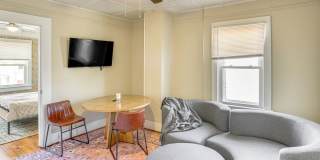 Renovated 2 Bedroom + Den w/ Private Garden Access Renovated 2 Bedroom + Den w/ Private Garden Access Gallery 5