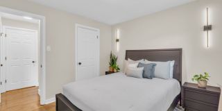 Fully Furnished Sunnyside Townhome | All-Inclusive | Flexible Stays Gallery 11