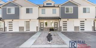 3 Bedroom 2.5 Bathroom Town Home - 1 Car Garage - dog negotiable Gallery 1