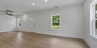Spacious 5-Bedroom with Fenced Yard & Modern Amenities Gallery 9