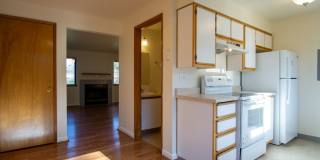 Updated Townhouse with Garage, Patio, DW, WD + FIREPLACE!! Gallery 6