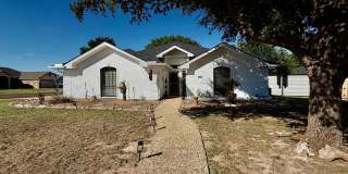 Beautifully updated home IN THE BLUFFS! Gallery 1