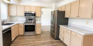 Spacious 5-Bedroom Sandy Home with Large Fenced Yard Spacious 5-Bedroom Sandy Home with Large Fenced Yard Gallery 9