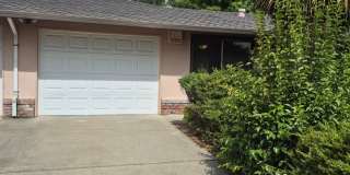 2 Bedroom Duplex in the Pocket Area Gallery 1