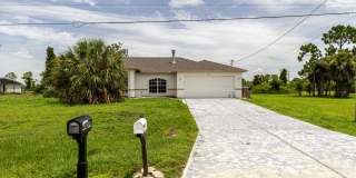Unique 3/2 + Den home in great location Gallery 1