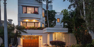 Exquisite Waterfront Gem. Gallery 45