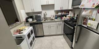 Top Floor Two Bedroom near I-95 w/free parking Gallery 1