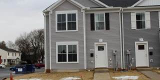 Stunning 3-bedroom townhouse in prime location! Gallery 1
