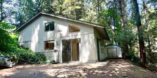 Relaxed 2-Bed, 1.5-Bath Home in a Quiet Gig Harbor Spot Gallery 1