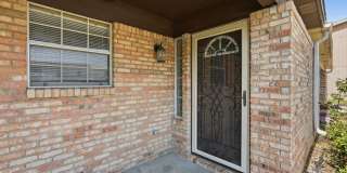 Spacious 2 Bedroom Townhouse with Fenced Backyard! Gallery 1