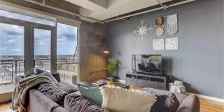 Beautiful and Spacious Loft-Style Condo 1 Bed/1.5 Bath Near Ballpark Gallery 7