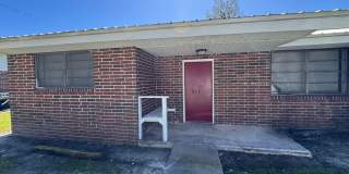 3 Bedroom, 2 Bathroom Brick Apartment near downtown Live Oak Gallery 1