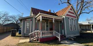 2 Week Free Move-In Special! Charming Renovated 1BR Near The Pearl & River Walk Gallery 1