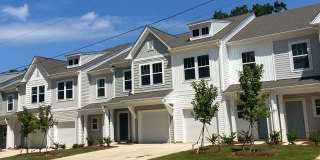 3BD Townhome Walking Distance to Downtown READY MAY 20TH Gallery 1