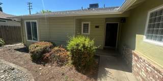 3 Bedroom 2 Bathroom Centrally Located Near Shopping and Restaurants! Gallery 1