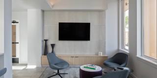 Verso Gallery 32