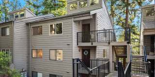 Bellevue Condo in Cherry Crest Vista with Updated Kitchen Gallery 1