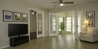Spacious 2bd 2bth home with bonus Florida room! Gallery 4