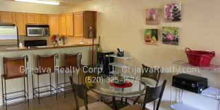 Furnished 2 Bedroom Condo with Community Pool Close to the UofA! (Speedway/Euclid) Gallery 15