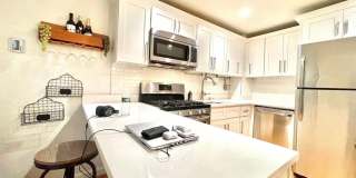 Cozy and Sunlit 1 bed 1 Bath! Gallery 5