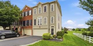 Beautiful 3B/2.5B End-Unit Townhome in Coventry Glen | 2-Car Garage | Available Oct. 1 Gallery 1