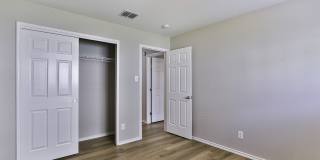 233 N WILLOW WAY Gallery 6