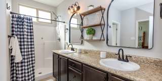4 BEDROOM POOL & SOLAR HOME! Gallery 23