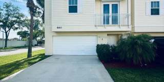 3 STORY, 3BR/3.5BA CONDO WITH ELEVATOR Gallery 1
