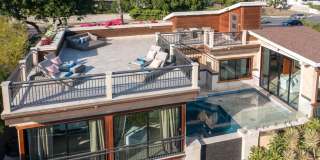 Wailupe Seaside Haven: Beachfront Luxury Home w/ Infinity Pool & City Proximity Gallery 31