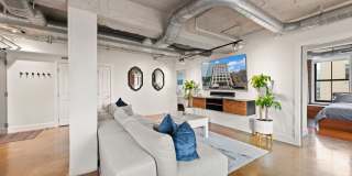 Fully Furnished Designer Loft with Parking & Monument Views! Gallery 9