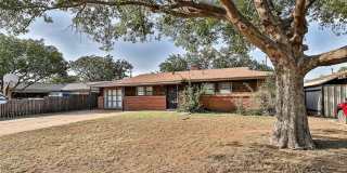 Centrally Located 3 bedroom 2 bathroom house! Gallery 4