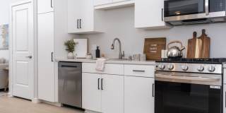Downtown Ontario Luxury Apartments Gallery 20