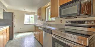 West Olympia 2bd 1 bath Cottage Rambler with Garden Space Gallery 7