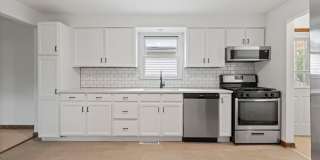 Beautifully RENOVATED 2-bedroom in Bethel Park, READY FOR MOVE-IN! Gallery 1