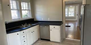 Adorable Hillcrest Bungalow with 3 bedrooms and 2 bathrooms. Gallery 11