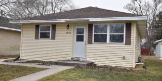 3042 Hamlin St Gallery 1